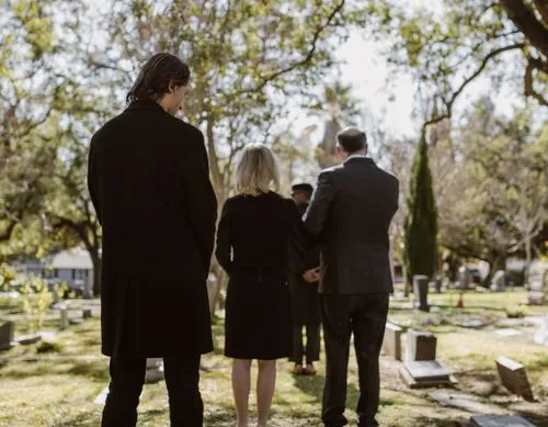 M&atilde;e triste com filhos &mdash; perda no trabalho