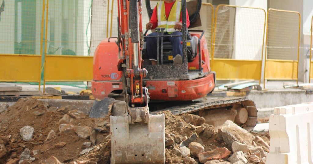 Operador de escavadeira que capotou a máquina: seus direitos