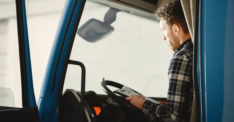 Motorista de caminhão acidentado: direitos e indenização