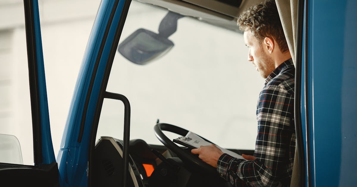 Motorista de caminhão acidentado: direitos e indenização